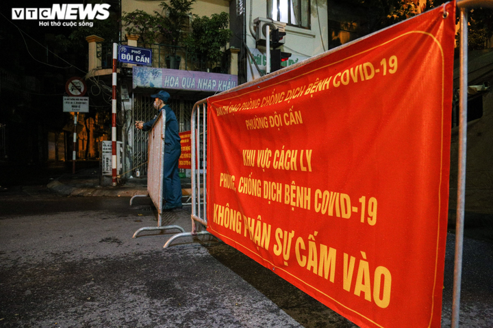 Phát hiện 16 ca dương tính SARS-CoV-2, Hà Nội phong toả một dãy phố Đội Cấn - 2