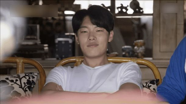 Tâm tình: Phát rồ vì hàng xóm cứ canh đến giờ em làm việc là hát karaoke - 1