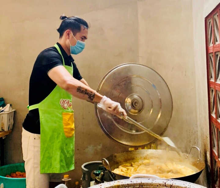 Anh Tình nấu cơm từ thiện, thuê nhà cho người vô gia cư - 1
