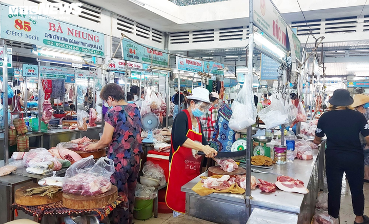 Đà Nẵng: Giá rau củ, thịt cá tăng chóng mặt vẫn ‘cháy’ hàng - 3