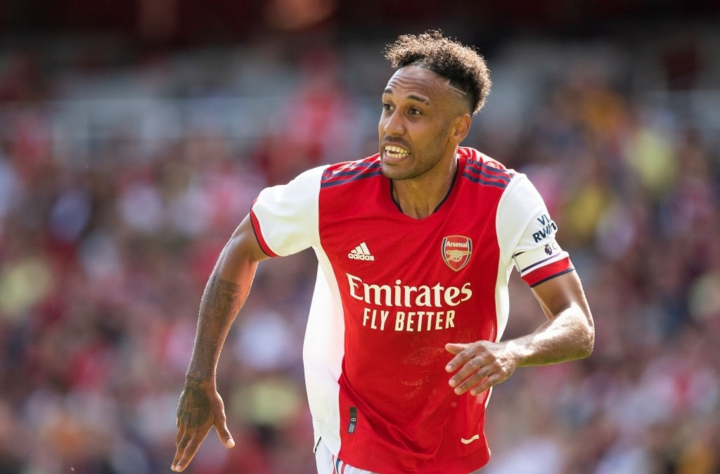 Pierre-Emerick Aubameyang nhận nhiều chỉ trích trong giai đoạn cuối tại Arsenal. Cầu thủ này thường xuyên đi muộn, nghỉ tập và bị HLV Mikel Arteta tước băng đội trưởng. Thời khoác áo Dortmund, cầu thủ này cũng mắc lỗi tương tự. Thậm chí HLV Jupp Heynckes của Bayern Munich cảnh báo các đội bóng cẩn trọng trước khi mua những cầu thủ kiểu như Aubameyang bởi thói vô kỷ luật của anh sẽ ảnh hưởng lớn đến tập thể.