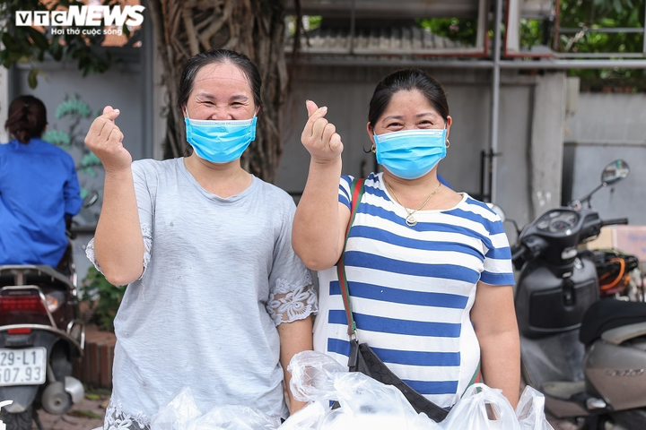 Ảnh: 'Bữa ăn 0 đồng' ấm lòng người nghèo mắc kẹt ở Hà Nội trong mùa dịch - 11