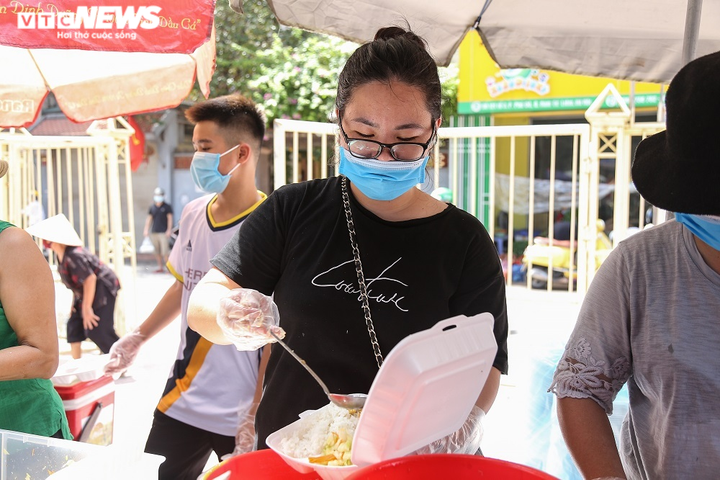Ảnh: 'Bữa ăn 0 đồng' ấm lòng người nghèo mắc kẹt ở Hà Nội trong mùa dịch - 4