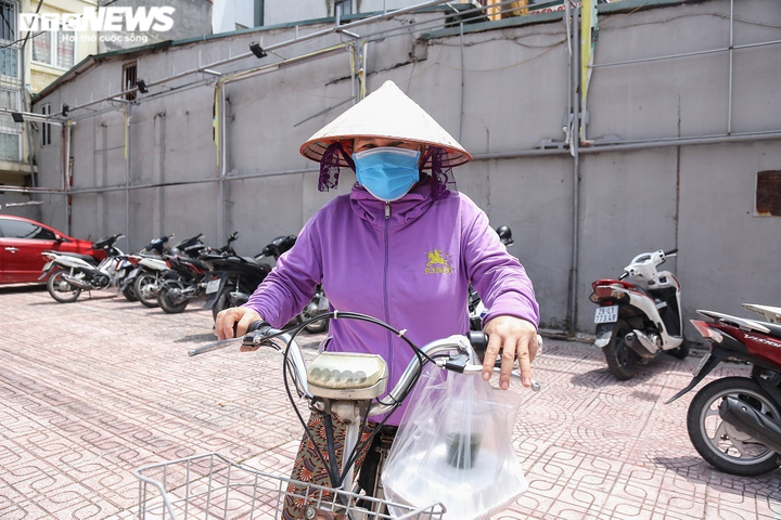 Ảnh: 'Bữa ăn 0 đồng' ấm lòng người nghèo mắc kẹt ở Hà Nội trong mùa dịch - 10