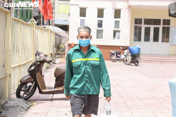 Ảnh: 'Bữa ăn 0 đồng' ấm lòng người nghèo mắc kẹt ở Hà Nội trong mùa dịch - 9