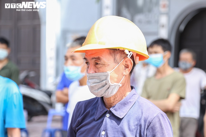 Ảnh: 'Bữa ăn 0 đồng' ấm lòng người nghèo mắc kẹt ở Hà Nội trong mùa dịch - 5