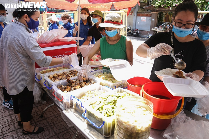 Ảnh: 'Bữa ăn 0 đồng' ấm lòng người nghèo mắc kẹt ở Hà Nội trong mùa dịch - 3