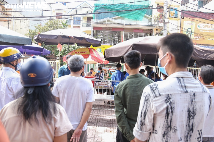 Ảnh: 'Bữa ăn 0 đồng' ấm lòng người nghèo mắc kẹt ở Hà Nội trong mùa dịch - 2