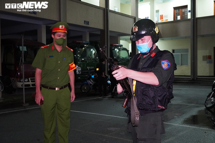 Theo chân cảnh sát đặc nhiệm tuần tra xử lý tội phạm trong ngày giãn cách - 2