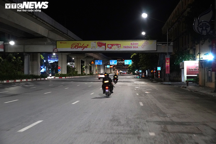 Theo chân cảnh sát đặc nhiệm tuần tra xử lý tội phạm trong ngày giãn cách - 10