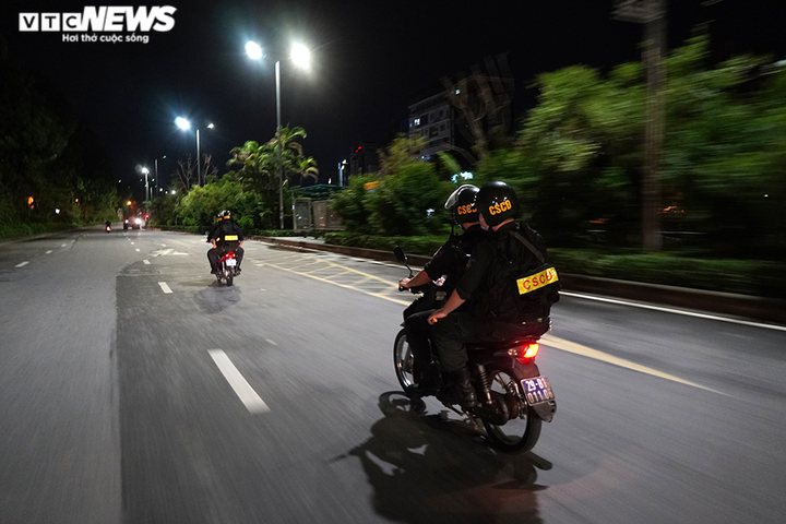 Theo chân cảnh sát đặc nhiệm tuần tra xử lý tội phạm trong ngày giãn cách - 3