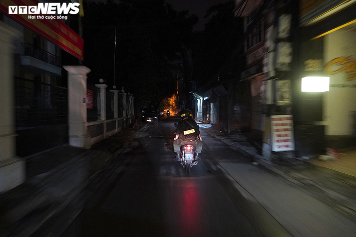 Theo chân cảnh sát đặc nhiệm tuần tra xử lý tội phạm trong ngày giãn cách - 6