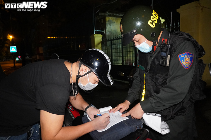 Theo chân cảnh sát đặc nhiệm tuần tra xử lý tội phạm trong ngày giãn cách - 8