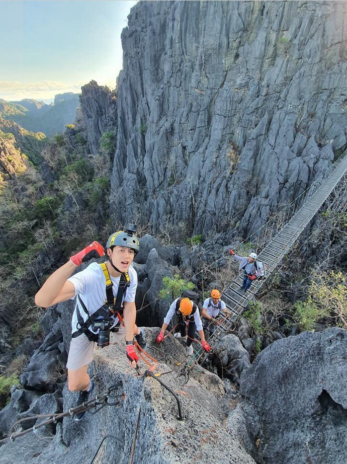 Cầu kính đáng sợ chưa là gì so với cây cầu lưới cheo leo trên đỉnh núi này - 8