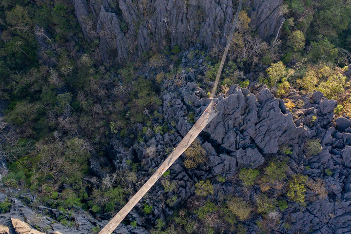 Cầu kính đáng sợ chưa là gì so với cây cầu lưới cheo leo trên đỉnh núi này - 1