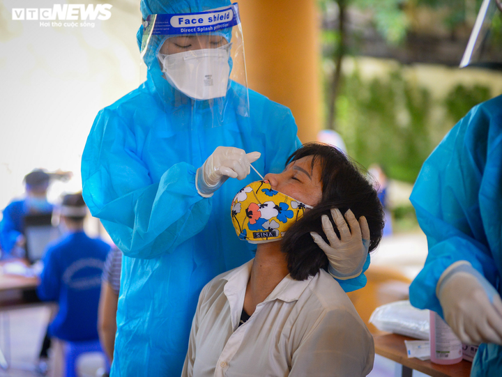 Hà Nội xét nghiệm diện rộng, thần tốc vét F0 trong cộng đồng ở phường Minh Khai - 10