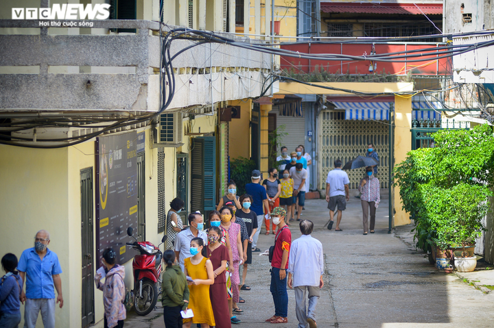 Hà Nội xét nghiệm diện rộng, thần tốc vét F0 trong cộng đồng ở phường Minh Khai - 2