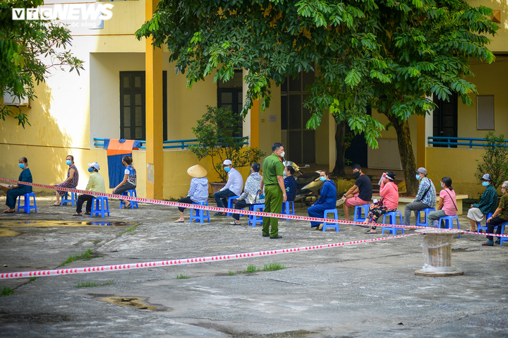 Hà Nội xét nghiệm diện rộng, thần tốc vét F0 trong cộng đồng ở phường Minh Khai - 4