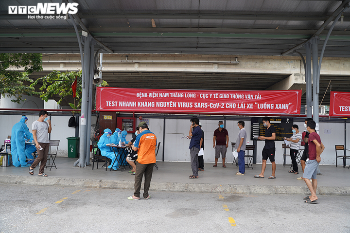 Gần 300 lái xe 'luồng xanh' ở Hà Nội được làm xét nghiệm nhanh COVID-19 - 1