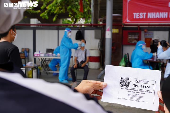 Gần 300 lái xe 'luồng xanh' ở Hà Nội được làm xét nghiệm nhanh COVID-19 - 2