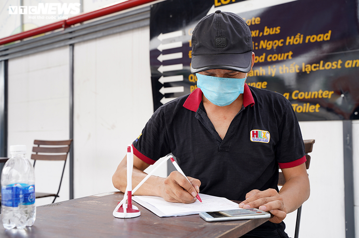 Gần 300 lái xe 'luồng xanh' ở Hà Nội được làm xét nghiệm nhanh COVID-19 - 3