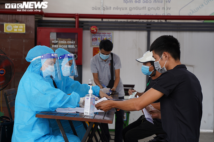 Gần 300 lái xe 'luồng xanh' ở Hà Nội được làm xét nghiệm nhanh COVID-19 - 4