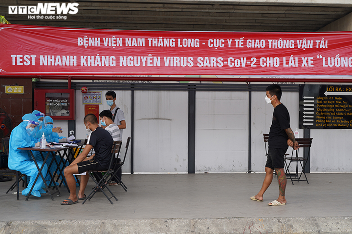 Gần 300 lái xe 'luồng xanh' ở Hà Nội được làm xét nghiệm nhanh COVID-19 - 5