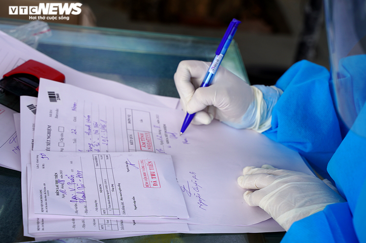 Gần 300 lái xe 'luồng xanh' ở Hà Nội được làm xét nghiệm nhanh COVID-19 - 8