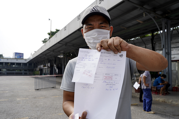 Gần 300 lái xe 'luồng xanh' ở Hà Nội được làm xét nghiệm nhanh COVID-19 - 9