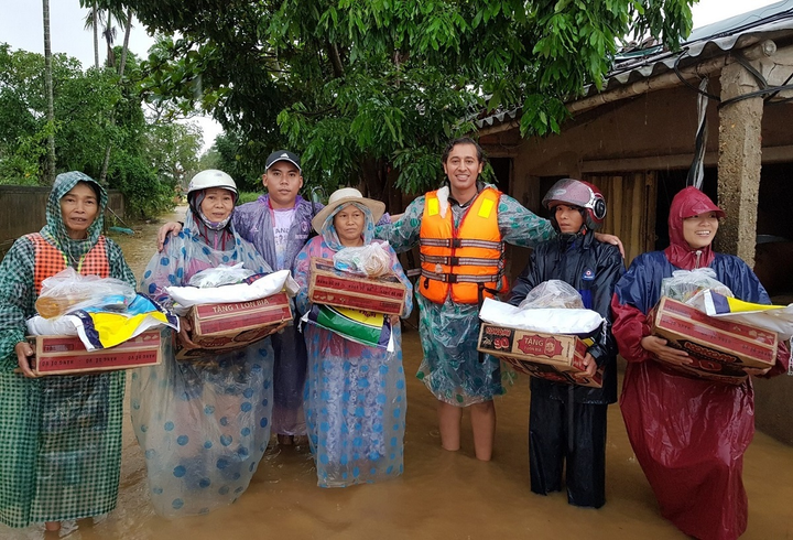 Cặp vợ chồng Thụy Điển phải lòng Việt Nam, làm từ thiện từ mùa lũ đến mùa dịch - 2