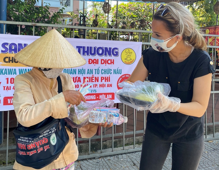 Cặp vợ chồng Thụy Điển phải lòng Việt Nam, làm từ thiện từ mùa lũ đến mùa dịch - 4