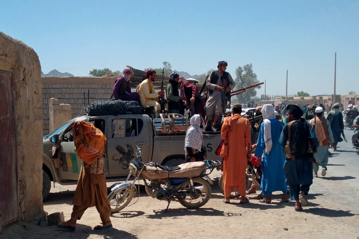 Taliban chiếm thành phố lớn thứ ba của Afghanistan - 1