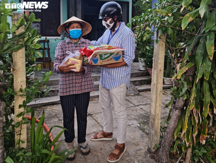 Cặp vợ chồng Thụy Điển phải lòng Việt Nam, làm từ thiện từ mùa lũ đến mùa dịch - 1