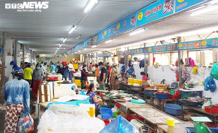 Đà Nẵng trước khi dừng mọi hoạt động 7 ngày: Chợ khan hàng, siêu thị ổn định - 1