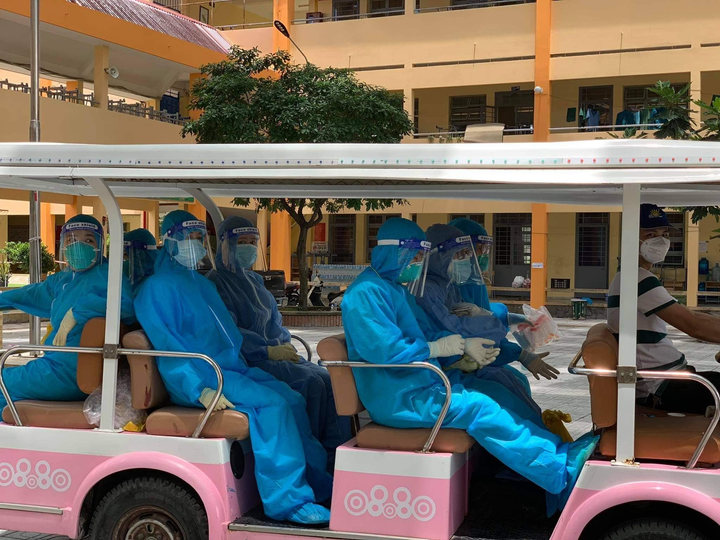 Căn phòng không bao giờ tắt điện ở Bệnh viện dã chiến điều trị COVID-19 - 3