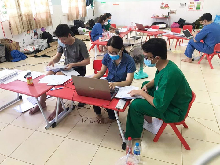 Căn phòng không bao giờ tắt điện ở Bệnh viện dã chiến điều trị COVID-19 - 4