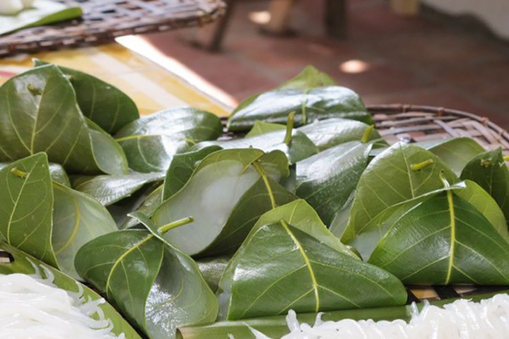 Lạ lùng món bánh miền Tây, chỉ có bột và lá mà ai ăn cũng ghiền - 1