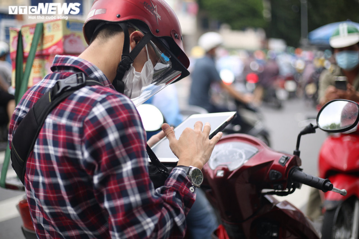 Người dân TP.HCM vẫn đổ ra đường, ùn ứ hàng giờ tại chốt kiểm dịch - 3