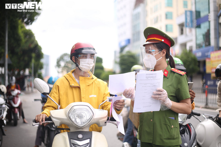 Người dân TP.HCM vẫn đổ ra đường, ùn ứ hàng giờ tại chốt kiểm dịch - 9