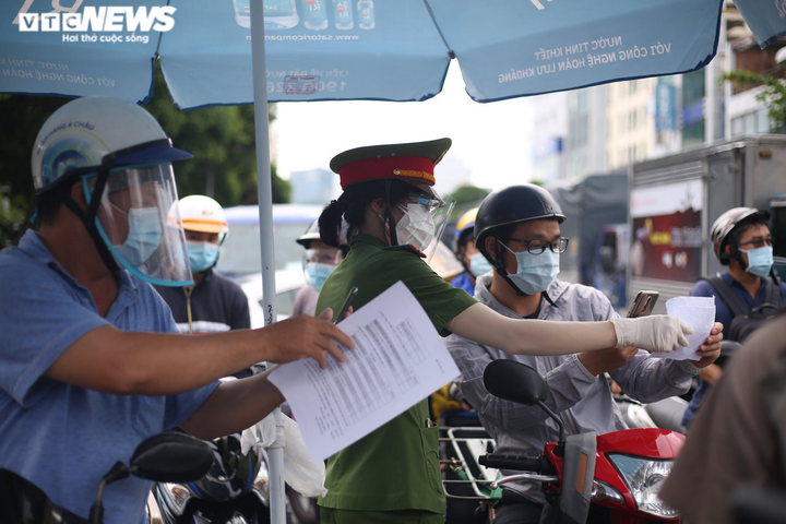 Người dân TP.HCM vẫn đổ ra đường, ùn ứ hàng giờ tại chốt kiểm dịch - 8