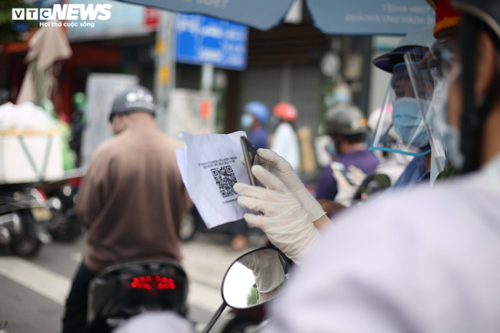 Người dân TP.HCM vẫn đổ ra đường, ùn ứ hàng giờ tại chốt kiểm dịch - 2