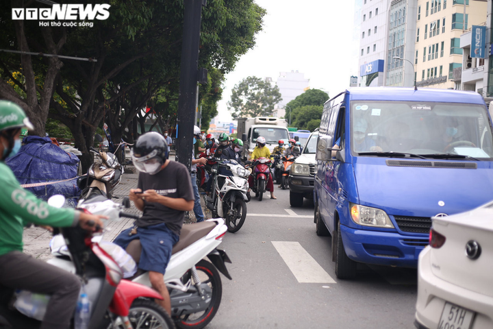 Người dân TP.HCM vẫn đổ ra đường, ùn ứ hàng giờ tại chốt kiểm dịch - 4