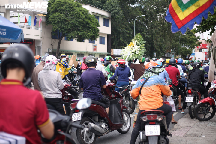 Người dân TP.HCM vẫn đổ ra đường, ùn ứ hàng giờ tại chốt kiểm dịch - 5