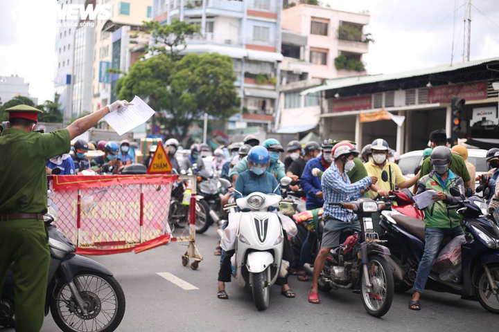 Người dân TP.HCM vẫn đổ ra đường, ùn ứ hàng giờ tại chốt kiểm dịch - 1