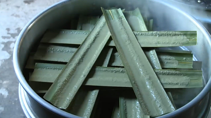 Lạ lùng món bánh miền Tây, chỉ có bột và lá mà ai ăn cũng ghiền - 5