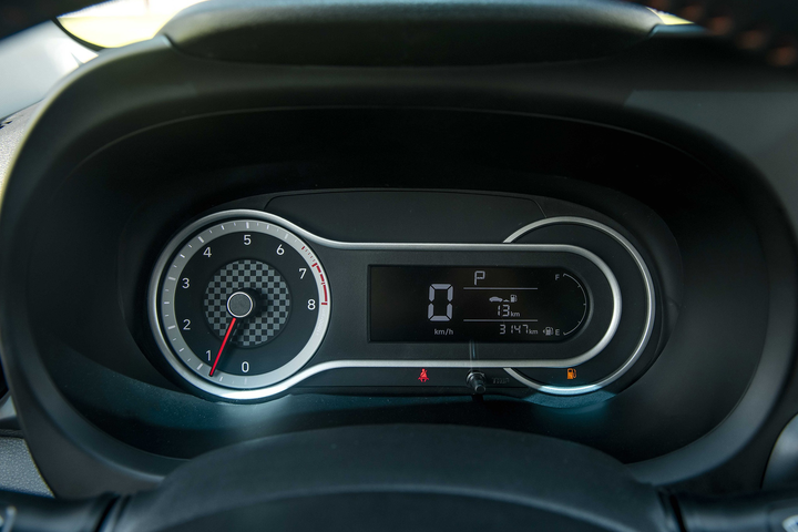 Sedan phổ thông, chọn Hyundai Grand i10 hay Mitsubishi Attrage? - 7