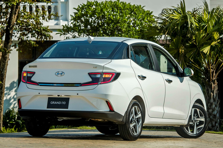 Sedan phổ thông, chọn Hyundai Grand i10 hay Mitsubishi Attrage? - 3