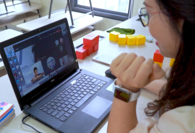 Trẻ lớp 1 học online: Cha mẹ cần tạo hứng thú cho con khi học, bỏ qua thành tích - 1