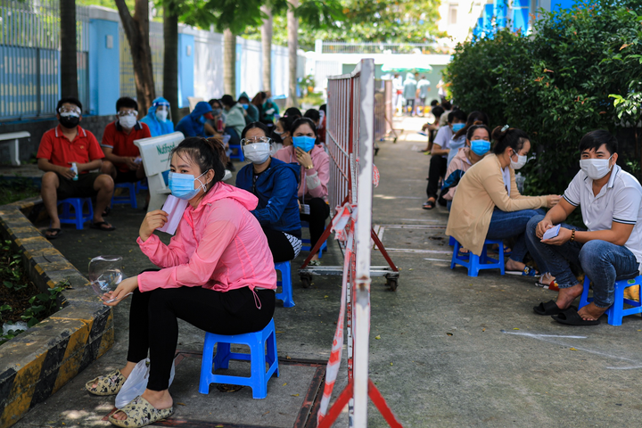 Ảnh: Người dân TP.HCM ngày thứ 2 tiêm vaccine Sinopharm - 3