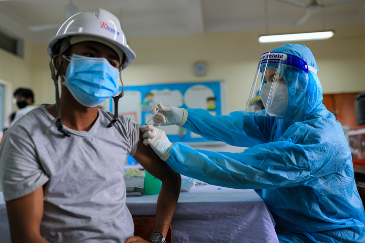 Ảnh: Người dân TP.HCM ngày thứ 2 tiêm vaccine Sinopharm - 8